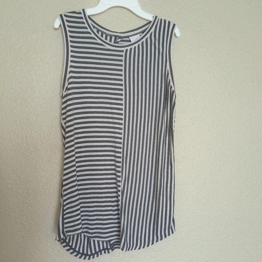 Cabi Top Women's Small Black White Style Sleeveless London Style Stripe casual
